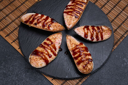 Запеченные мидии с фирменным соусом