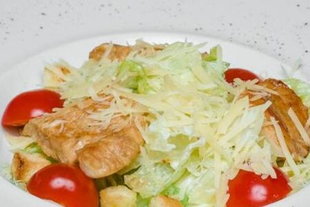 Салат Цезарь с курицей