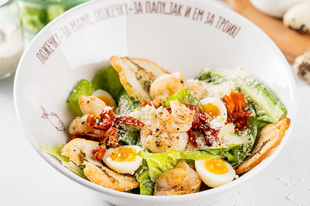 Цезарь с креветками, листьями салата романо, томатами, яйцом, гренками