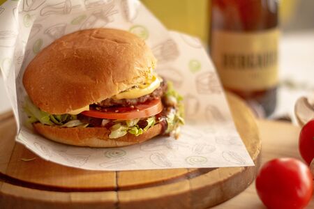 Бургер с котлетой из мраморной говядины