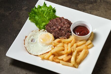 Бифштекс с яйцом и картошкой фри