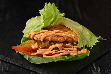 Фишбургер с соусом тартар в листьях