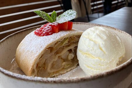 Штрудель с грушей и ванильным мороженым