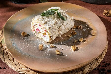 Меренговый рулет с фисташками и малиной