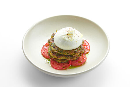 Оладьи из цукини и шпината с бураттой и томатами