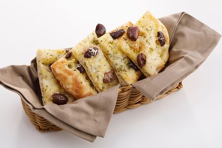 Фокачча с розмарином и оливками каламата