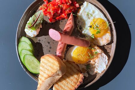 Глазунья с колбасками гриль, овощной сальсой и тостом