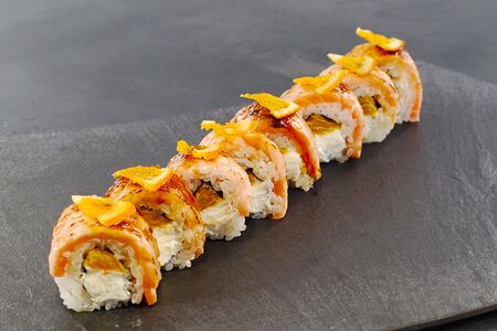 Ролл Филадельфия с карамелизированным лососем и апельсином