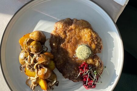 Шницель говяжий с мини-картофелем и вешенками