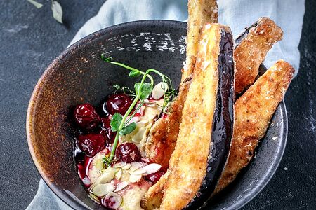 Тосты из печеного баклажана с кремом из фасоли и вишневым соусом