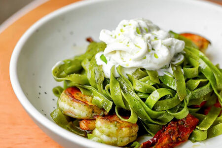 Шпинатные тальятелле с креветками и страчателлой