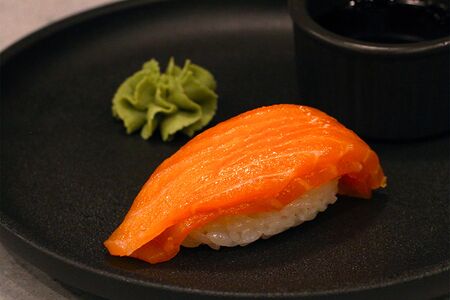Суши с лососем