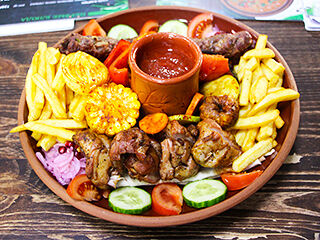 Сытый грузин с курицей