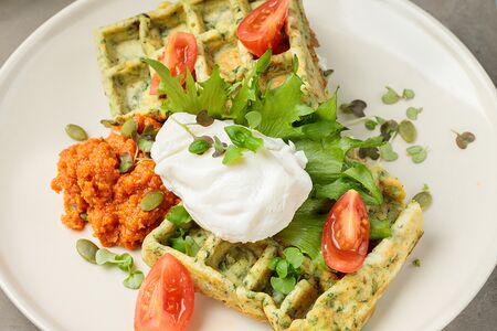 Шпинат с хумусом из печеной паприки