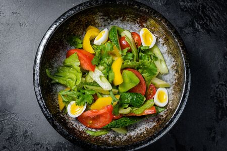 Овощной салат с авокадо, перепелиным яйцом и ароматным маслом