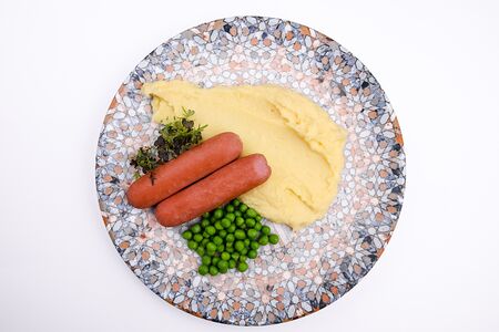 Сосиски, картофельное пюре, зеленый горошек, кетчуп