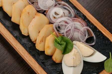 Сельдь исландская под пикантной горчичной заправкой