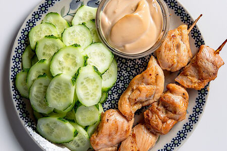 Куриный шашлычок с салатом из огурца