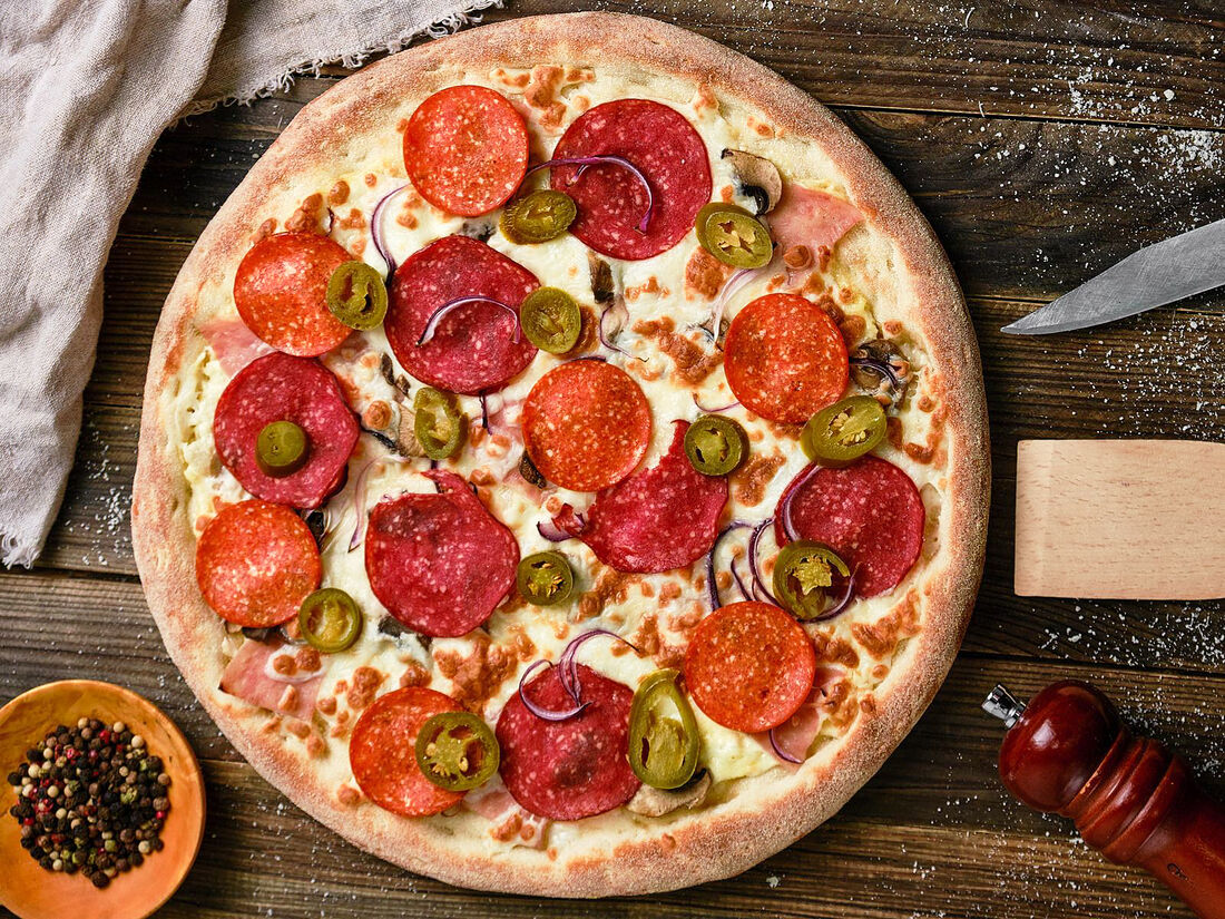 Томатов пицца. Пицца без помидоров. Пицца с помидорами. Красная пицца. Помидорки на пицце.