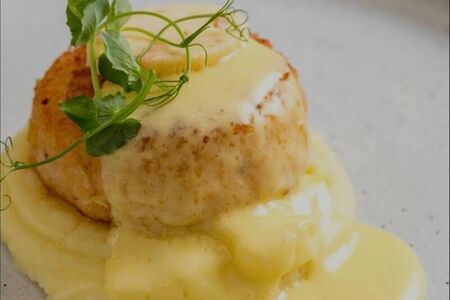 Краб-кейк с картофельным пюре, голландским соусом и крабовым маслом