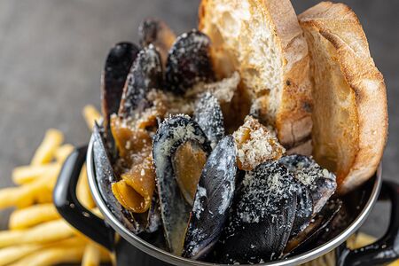 Мидии с грушей, сливками и пармезаном