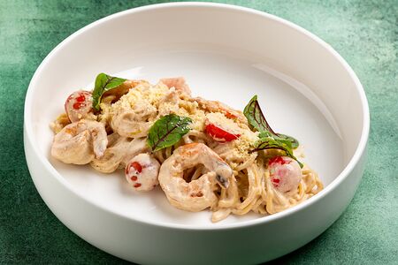 Паста с креветками и томатами