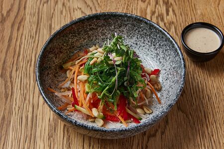 Салат с чукой в ореховом соусе