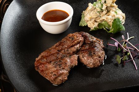 Говядина су-вид на гриле с баклажаном и перечным соусом