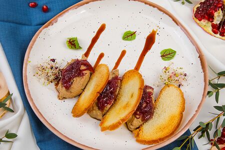 Паштет из куриной печени с луковым конфитюром