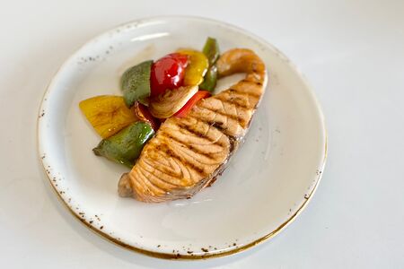 Филе семги с овощами