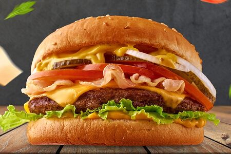 Бургер с беконом