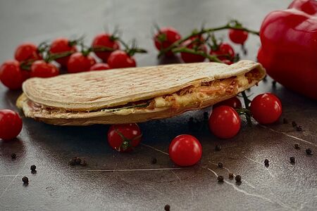 Закрытая пицца цезарь