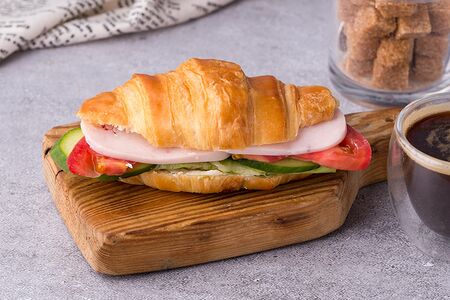 Круассан с ветчиной