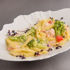 Пенне с лососем и брокколи