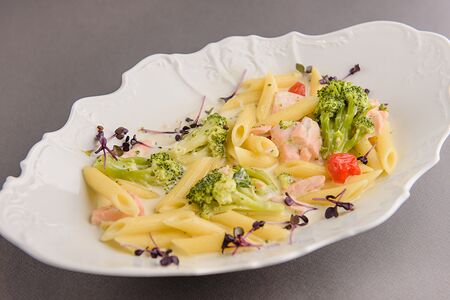 Пенне с лососем и брокколи