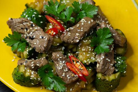 Брусочки из говяжьей вырезки и битые огурцы в кунжутном соусе