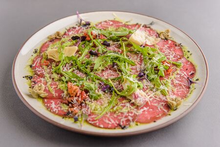 Карпаччо из говяжьей вырезки с артишоками