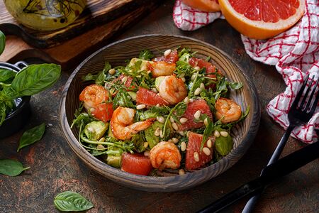 Салат с креветками и авокадо