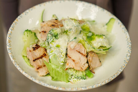 Салат с цыпленком и брокколи