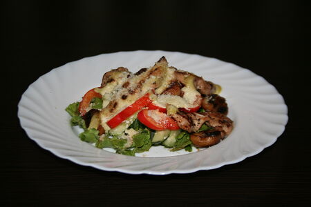 Теплый салат с курицей