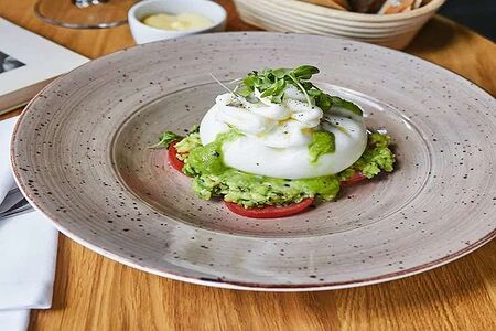 Буратта со свежими томатами и гуакамоле