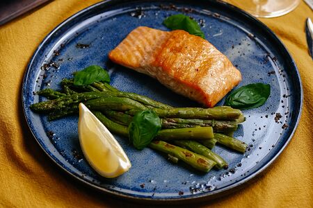 Стейк форели с соусом Пармиджано и аспарагусом