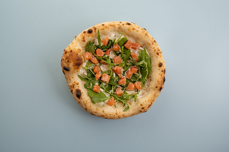 Пицца с лососем и страчателлой