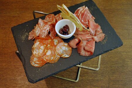 Тарелка мясных деликатесов