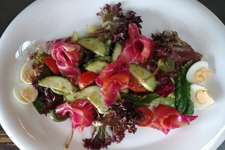 Зеленый салат с лососем шеф-посола и печеной свеклой