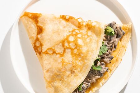 Блин с курицей и грибами в сливках