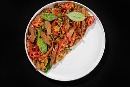 Лапша Чоу фань с уткой и грибами шиитаке