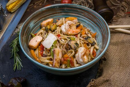 Удон с морепродуктами в соусе терияки