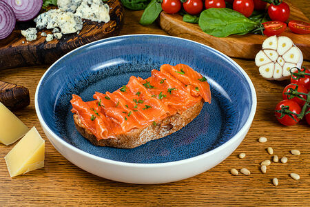 Брускетта с форелью