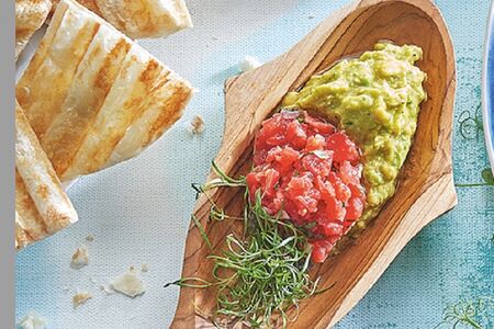 Гуакамоле с томатной сальсой